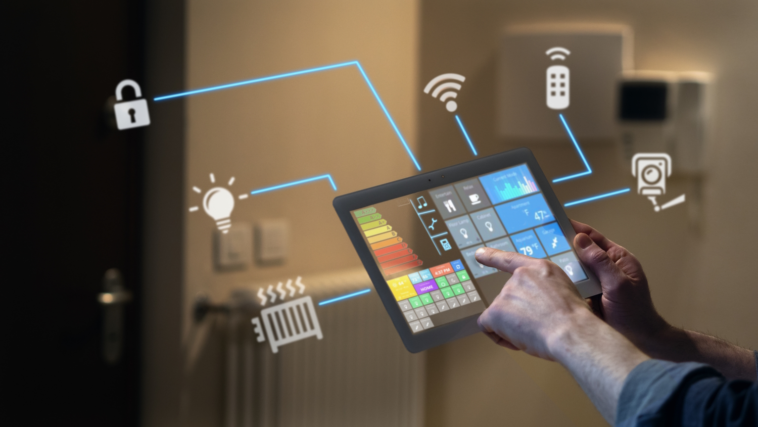 Persona controla su casa mediante una tablet